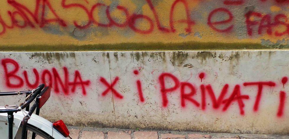 Molti muri imbrattati con scritte 