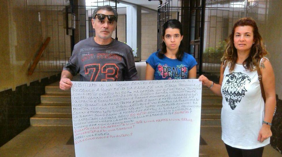 «Strada troppo rumorosa» Protesta sotto la Provincia