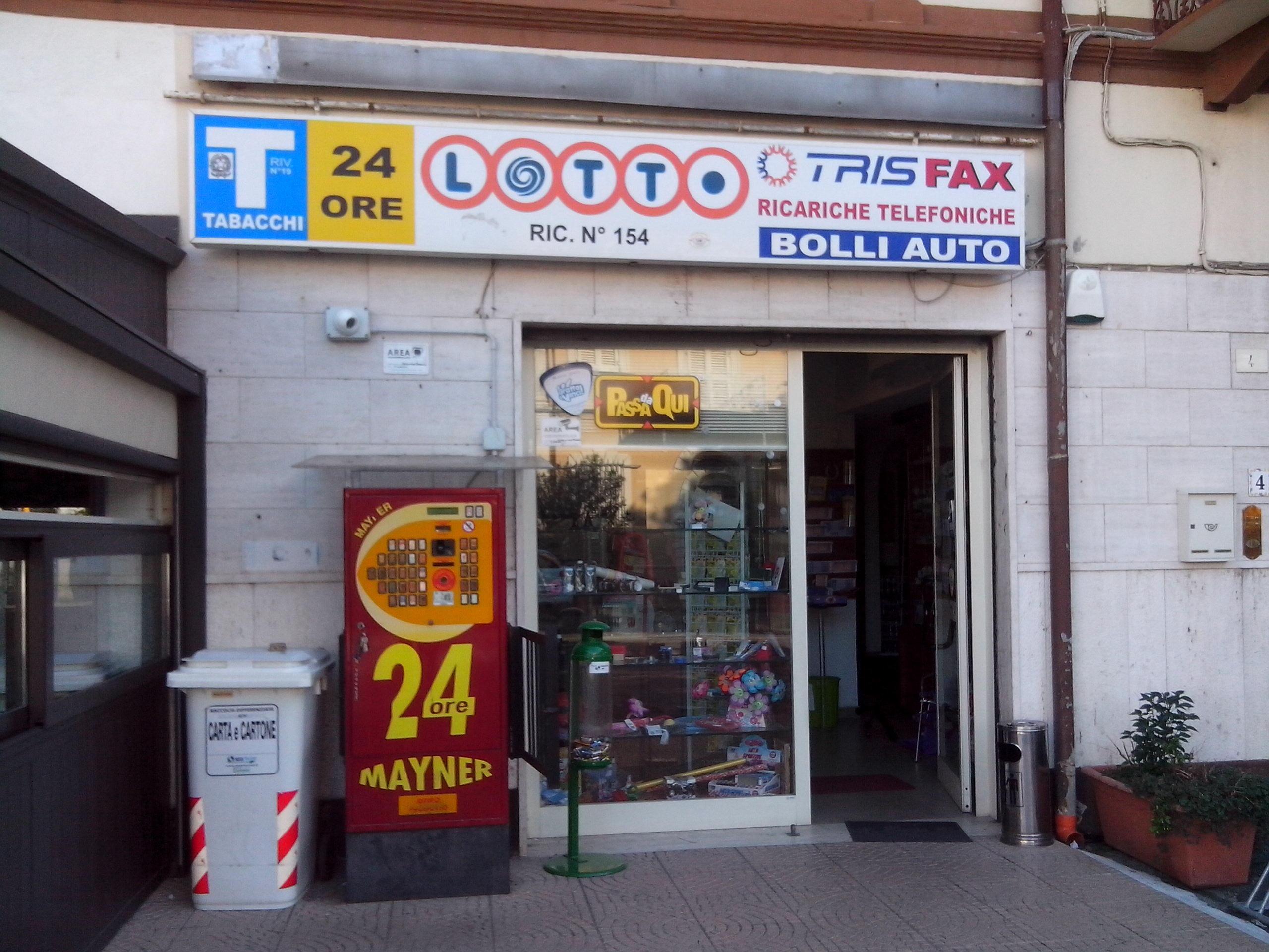 La tabaccheria sul viale dei Tigli a Viareggio dove si è verificata la tentata rapina (foto Ciurca/Paglianti)