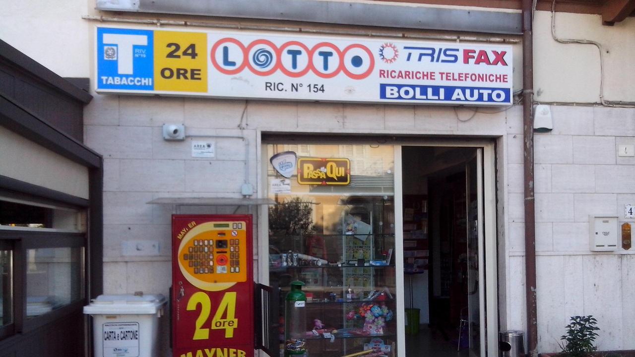 La tabaccheria sul viale dei Tigli a Viareggio dove si è verificata la tentata rapina (foto Ciurca/Paglianti)