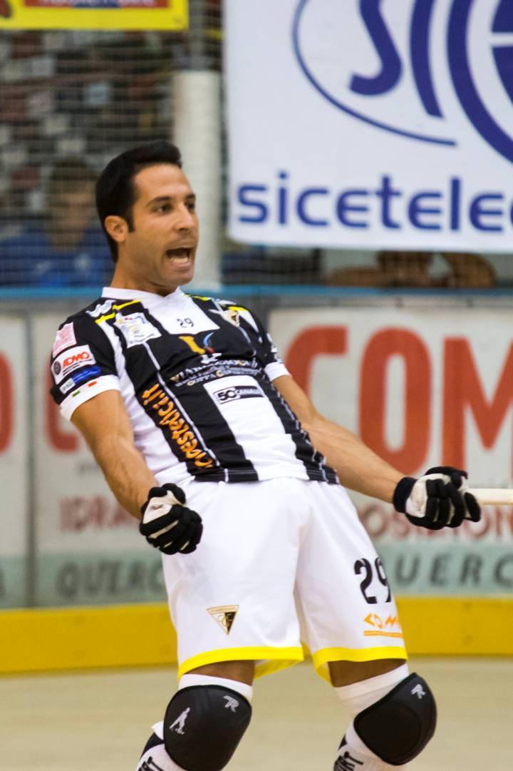 Jepi Selva esulta dopo un gol