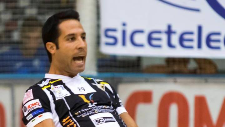 Jepi Selva esulta dopo un gol
