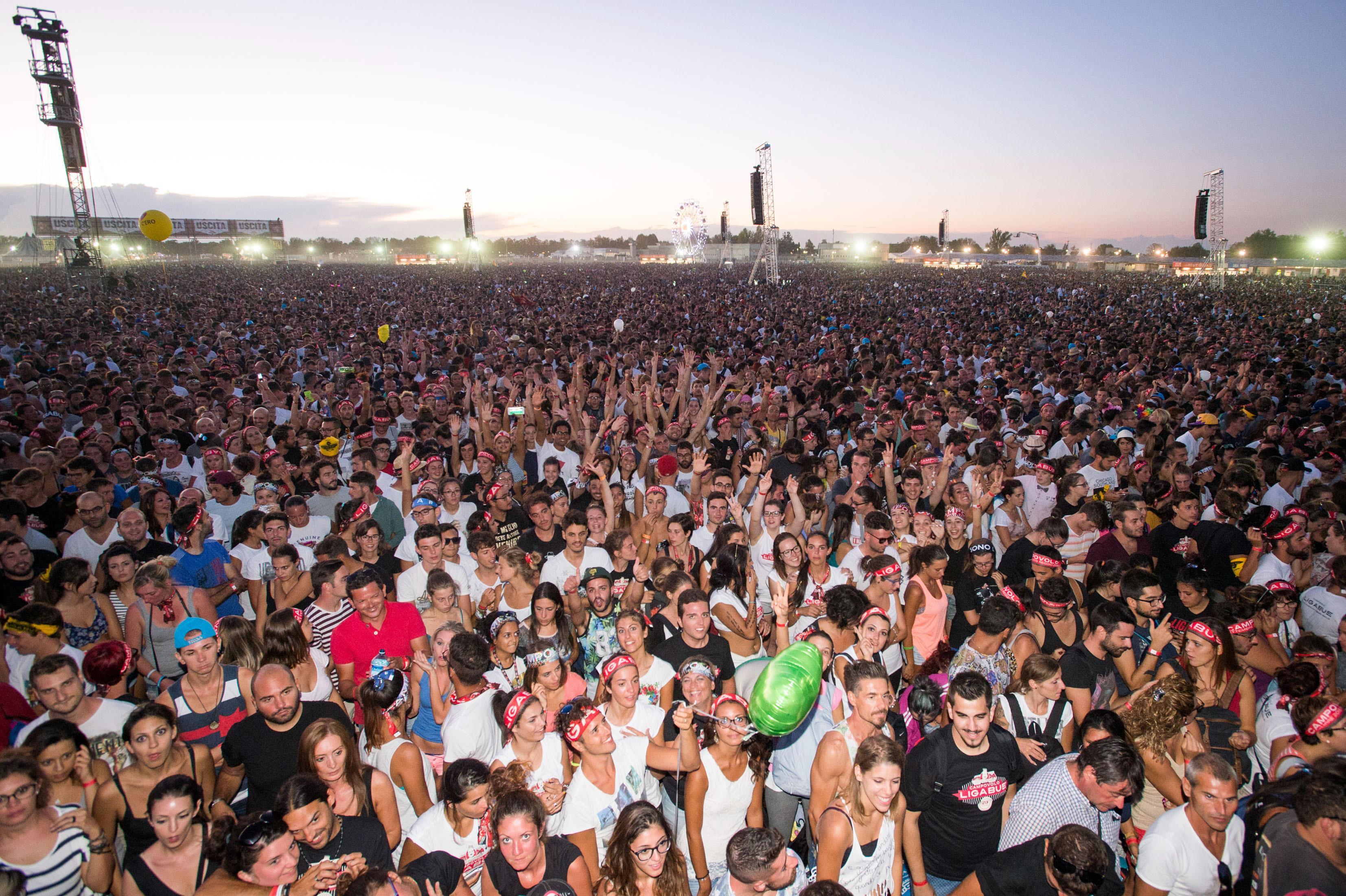 Campovolo 2015, trecentomila mani al cielo per il trionfo di Ligabue 