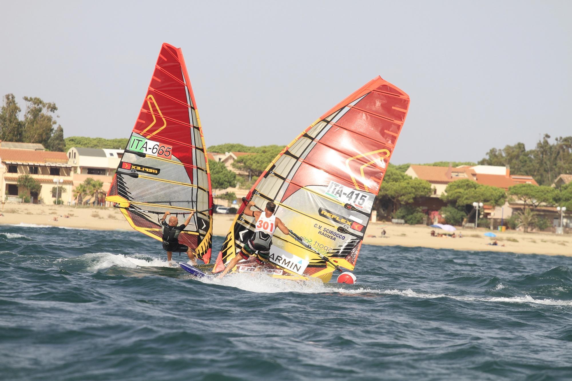 I maghi del windsurf si sfidano nelle coste di Oristano - VIDEO