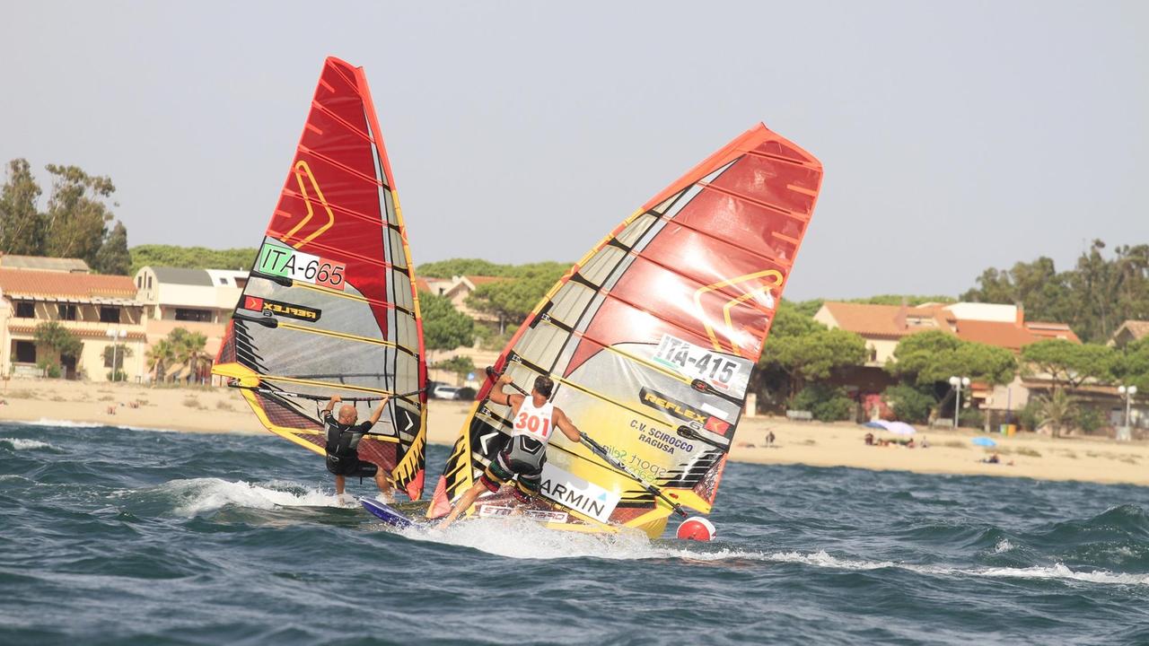 I maghi del windsurf si sfidano nelle coste di Oristano - VIDEO