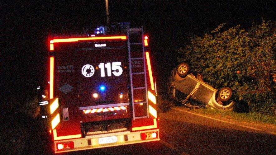 Gavello, vola con l’auto dentro il canale