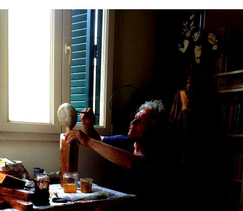 Gionata Francesconi mentre realizza un burattino di Pinocchio