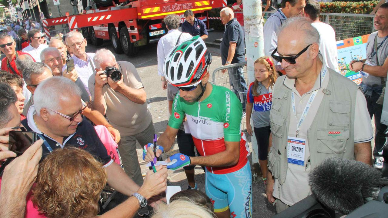 Industria e commercio, ciclisti salutati da una folla di persone