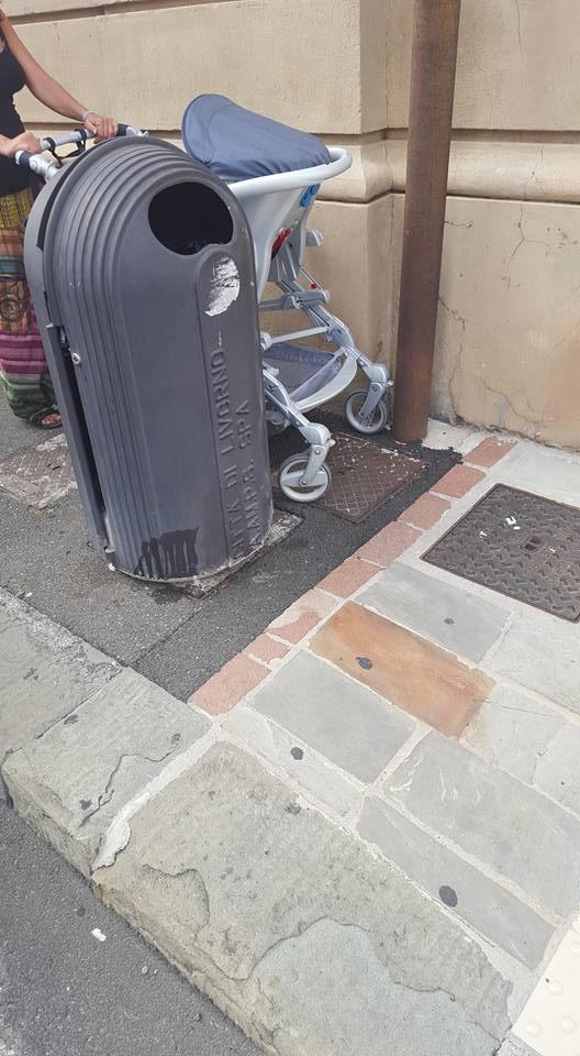 Il raccoglitore dei rifiuti in mezzo al marciapiede di via Crispi