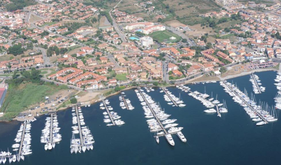 Veduta dall'alto del porto di Cannigione 