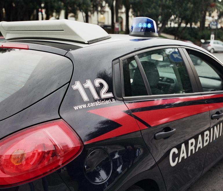 Sorprende il ladro in casa Lui scappa con i gioielli 