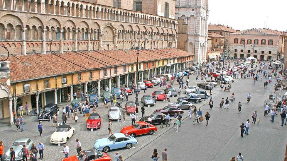 Nel salotto della città, rombi e colori di auto e moto storiche