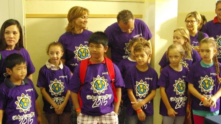 I dipendenti Basell alleati con i genitori tinteggiano la scuola