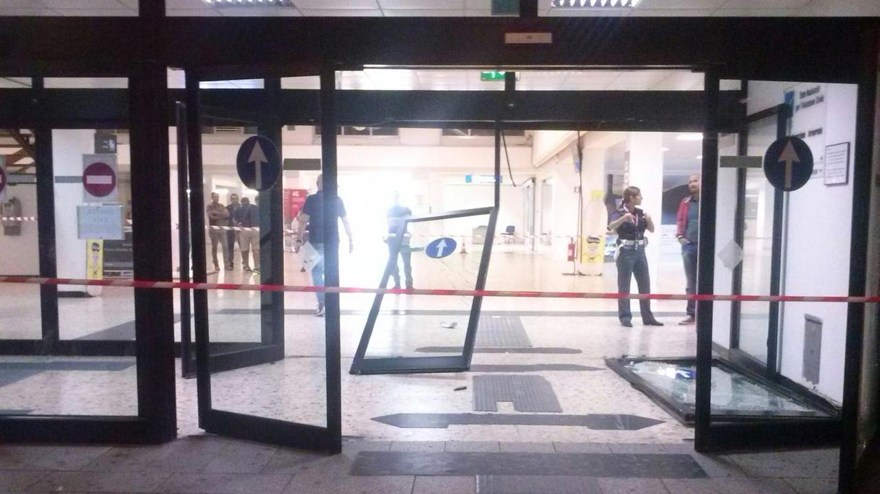 L'ingresso dell'aeroporto di Alghero danneggiato dopo la rapina