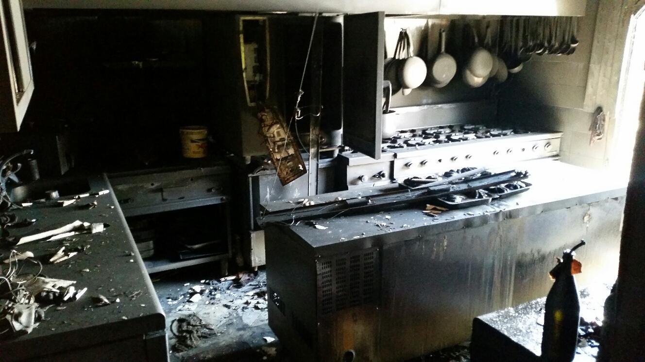 La cucina dell'osteria Nobili Santi distrutta dalle fiamme 