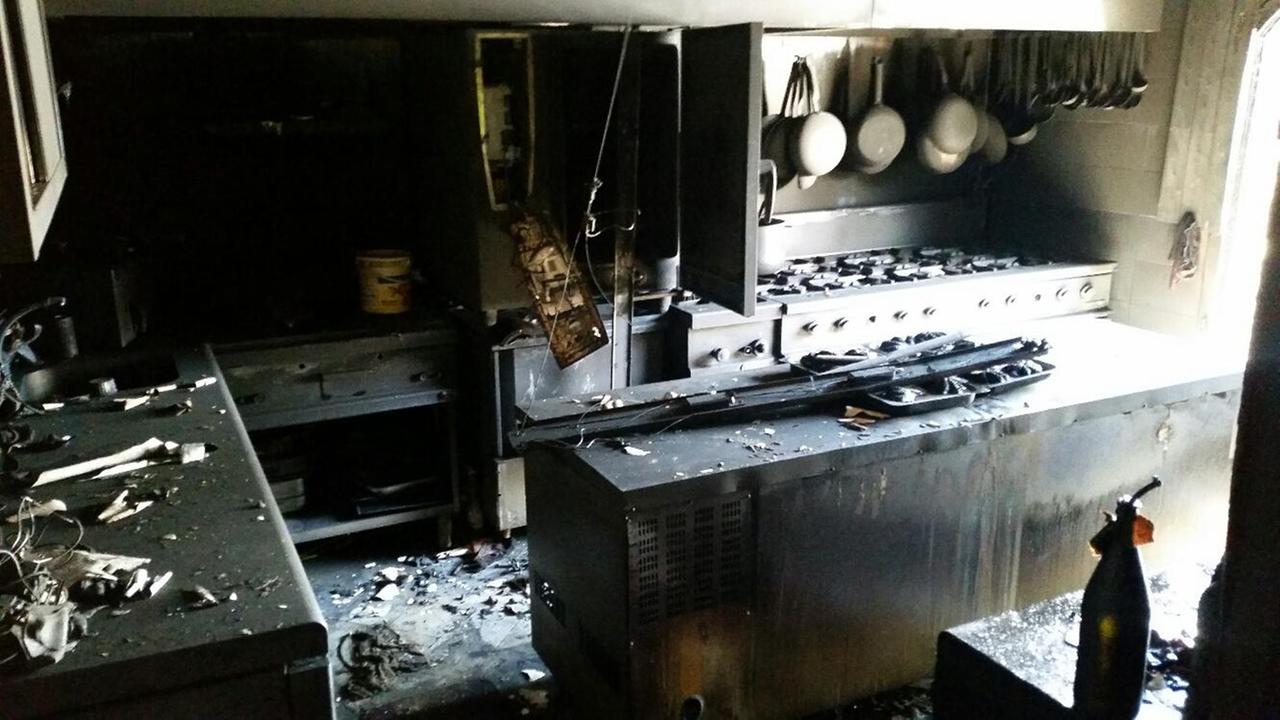 La cucina dell'osteria Nobili Santi distrutta dalle fiamme