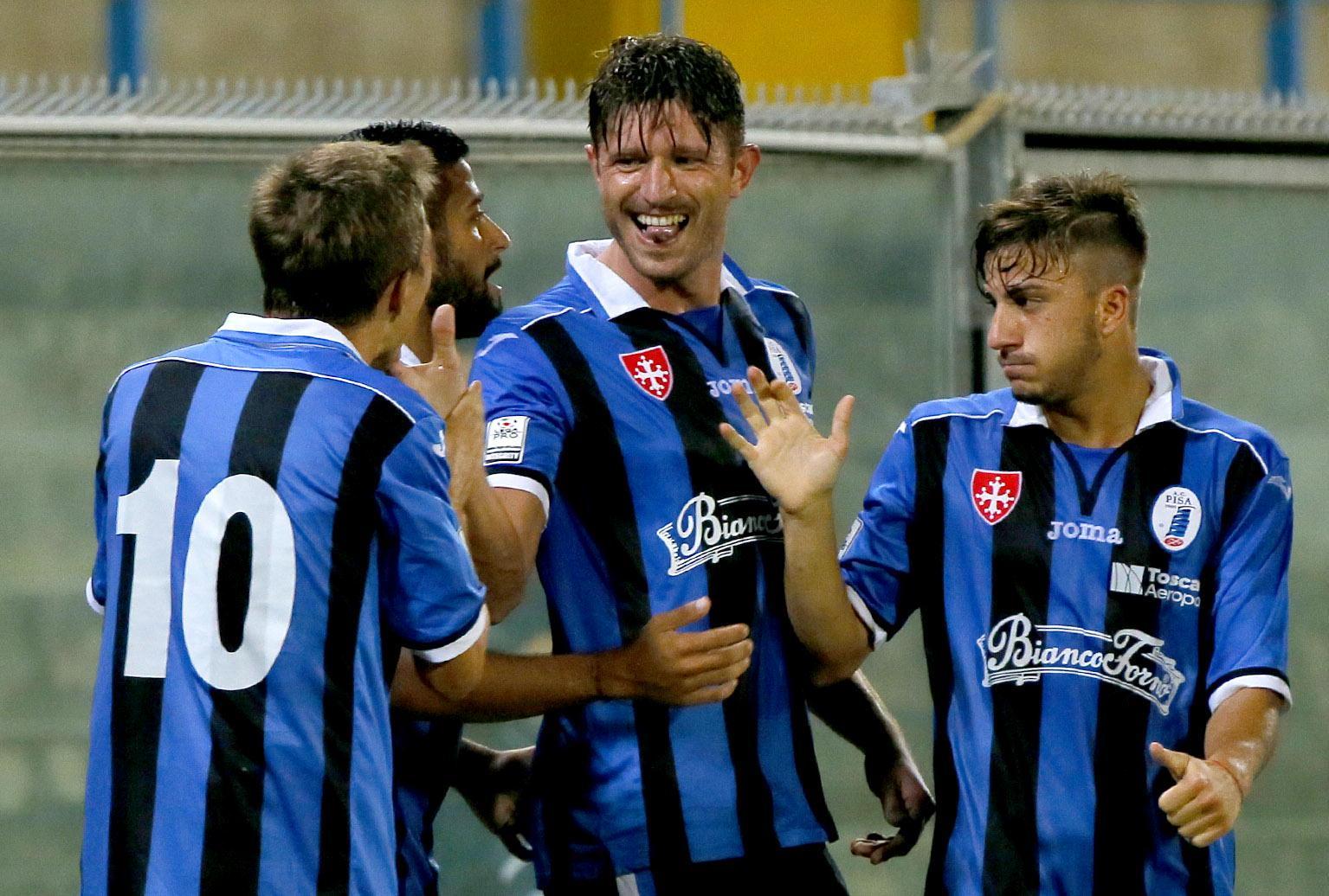 Cani festeggiato dopo il gol vincente (Muzzi)