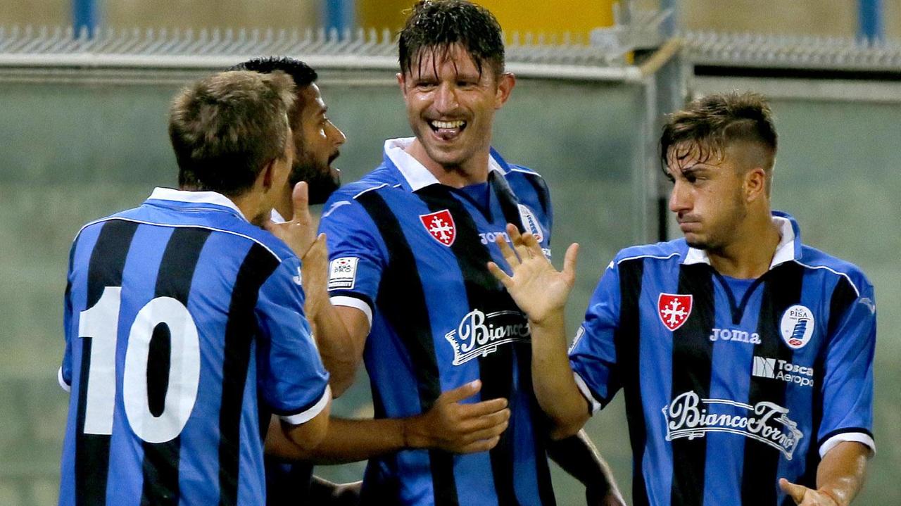 Cani festeggiato dopo il gol vincente (Muzzi)