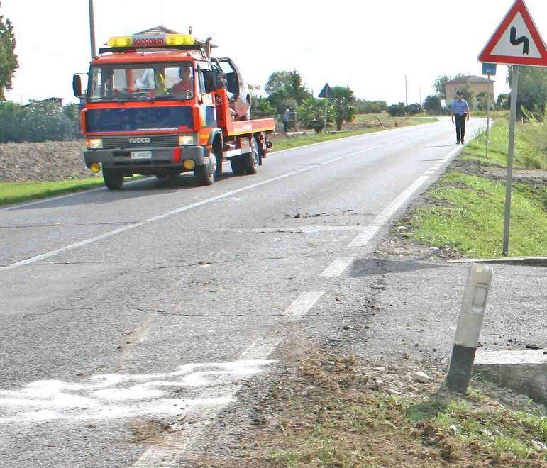 Berra, gli amici davanti all’auto distrutta: è quella di Nicolas 