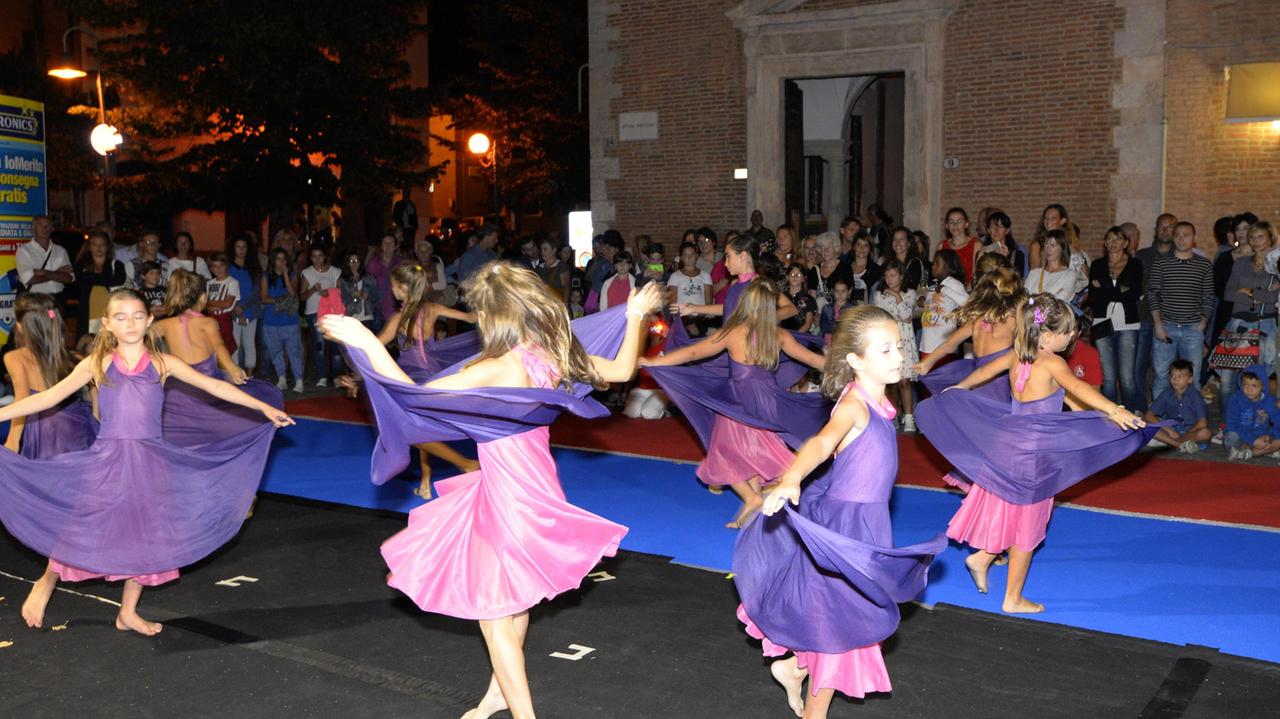 Uno spettaccolo in strada durante la Notte visibile della cultura