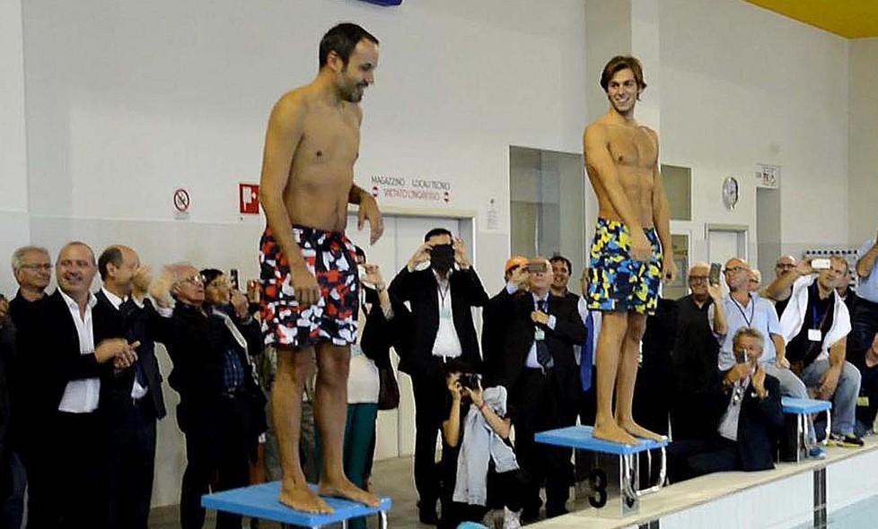 Carpi: piscina show, taglio del nastro col tuffo di Bellelli e Campedelli 