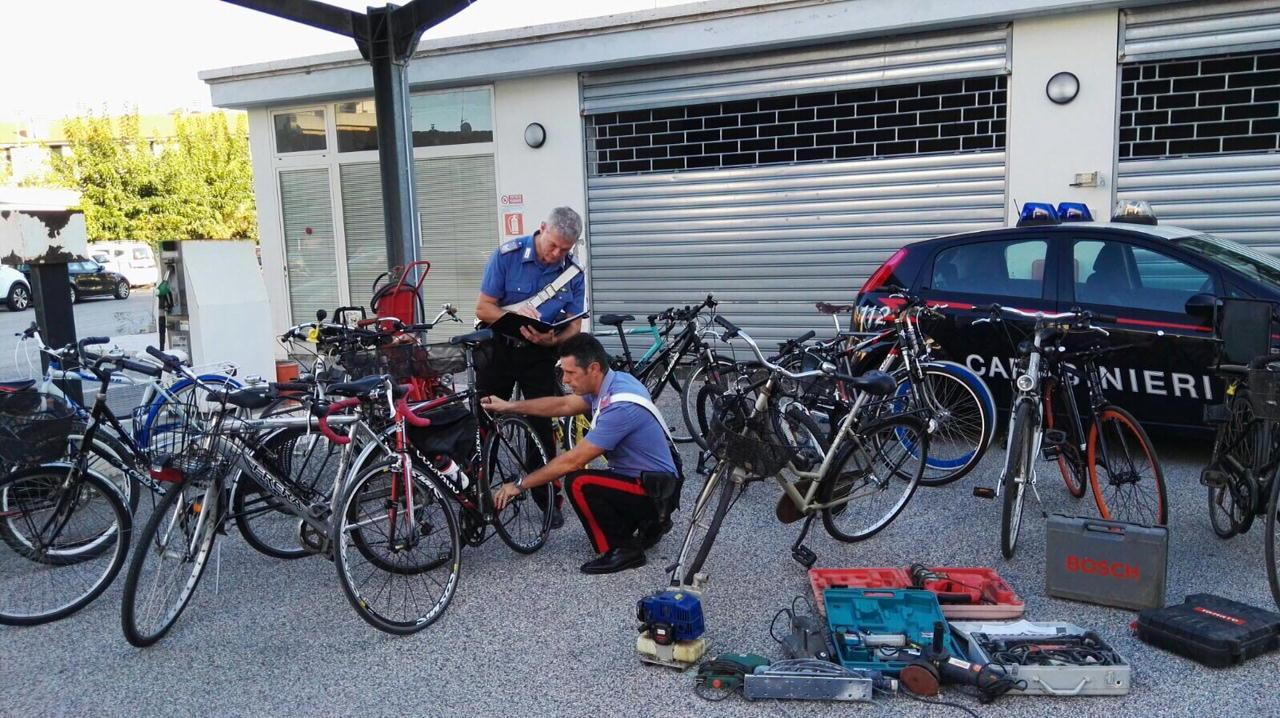 Alcune delle biciclette ritrovate dai carabinieri 