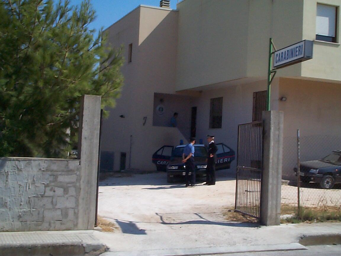 Sant'Antioco, pazzo di gelosia pesta la ex e la rapina