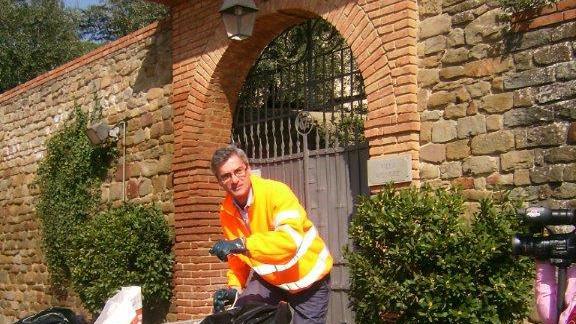 Recupero di rifiuti abbandonati a Vinci (foto d'archivio)