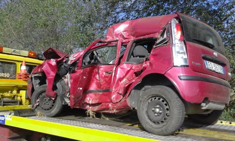Ancora tragedie sulle strade, donna muore nello schianto  