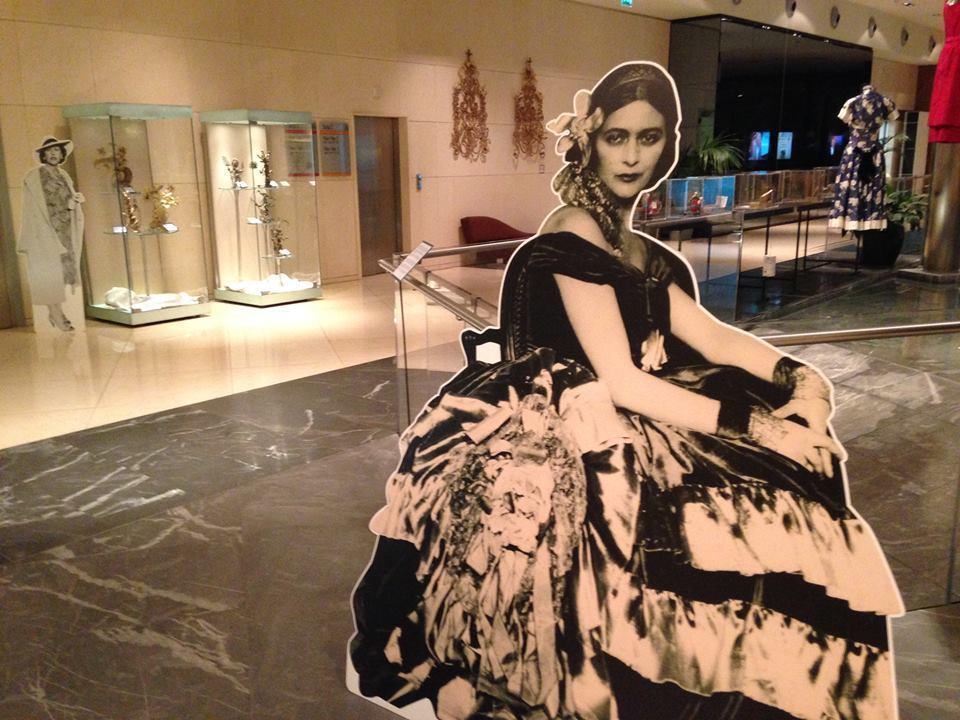 Il foto-cartone che ritrae Edina alla mostra del Thotel sulle sorelle Altara