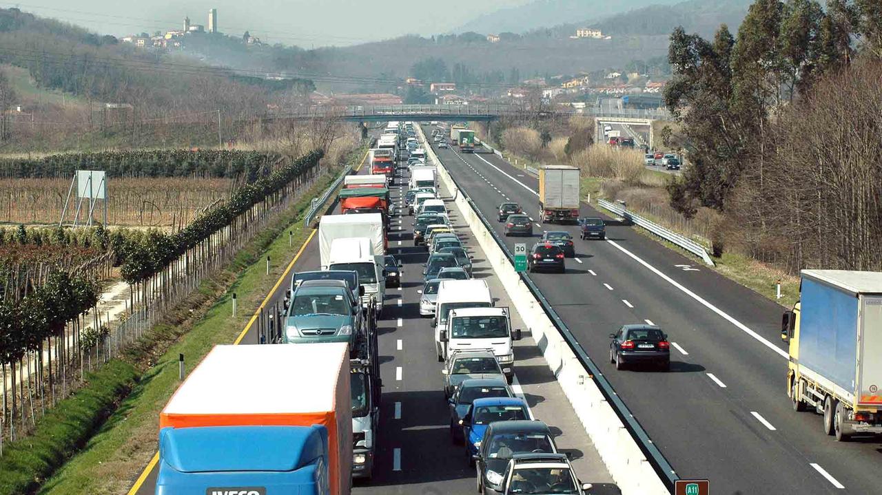 Auto in coda sulla Firenze-Mare (foto d'archivio)