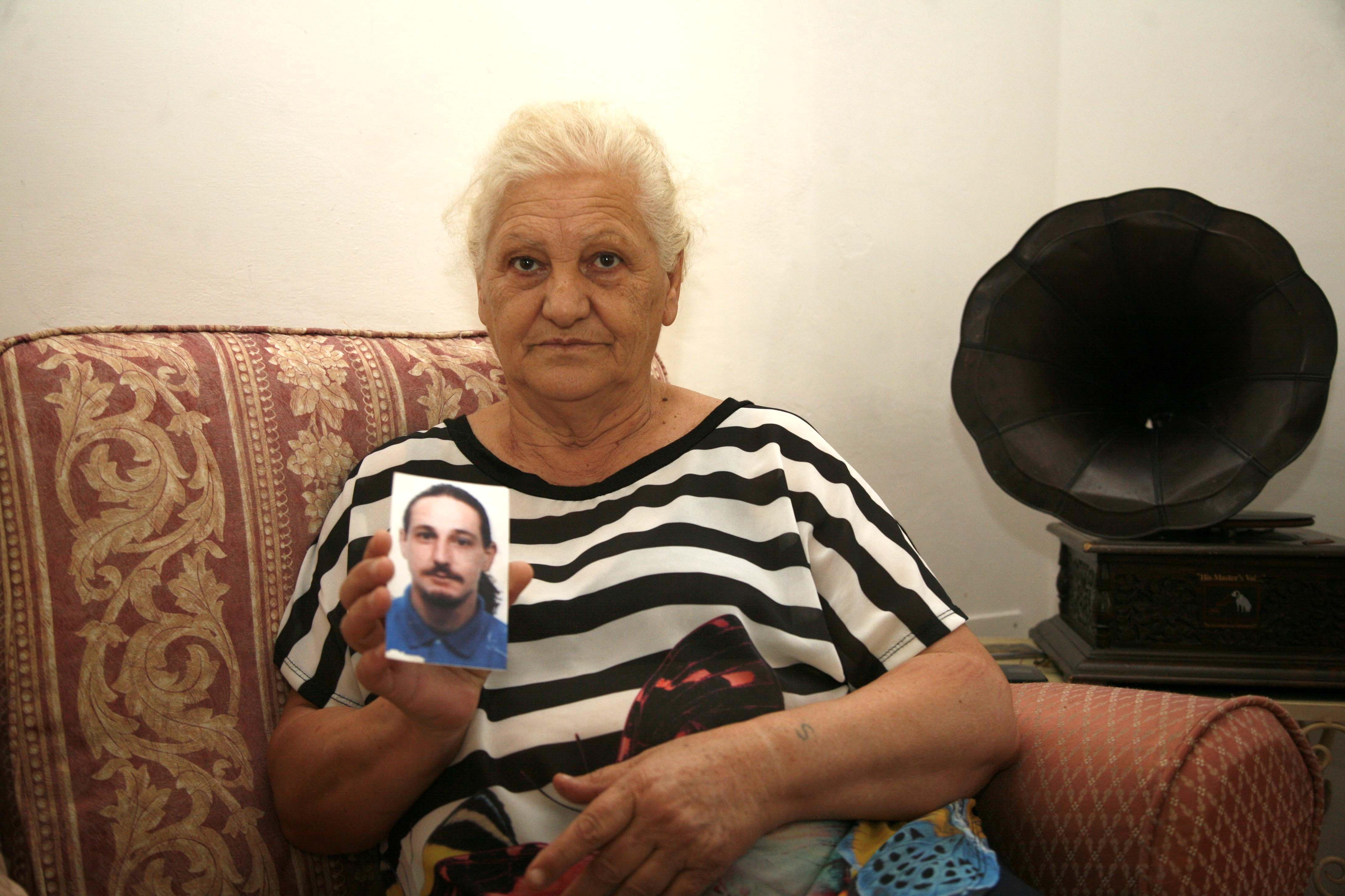 Cira Antignano mostra la foto del figlio Daniele Franceschi, morto in carcere a Grasse nell'agosto 2010