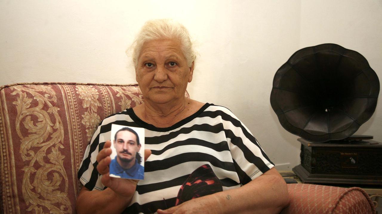 Cira Antignano mostra la foto del figlio Daniele Franceschi, morto in carcere a Grasse nell'agosto 2010