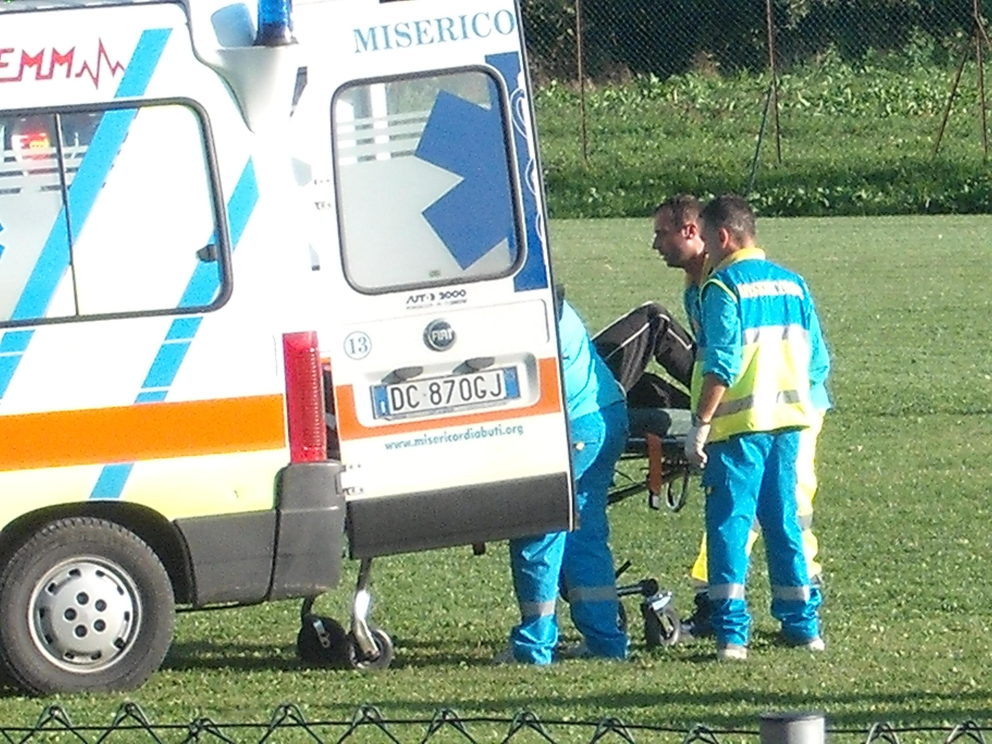 Un soccorso in un campo da calcio (foto d’archivio)