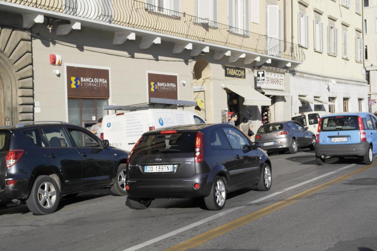 Carreggiata stretta per le auto in sosta su lungarno Pacinotti