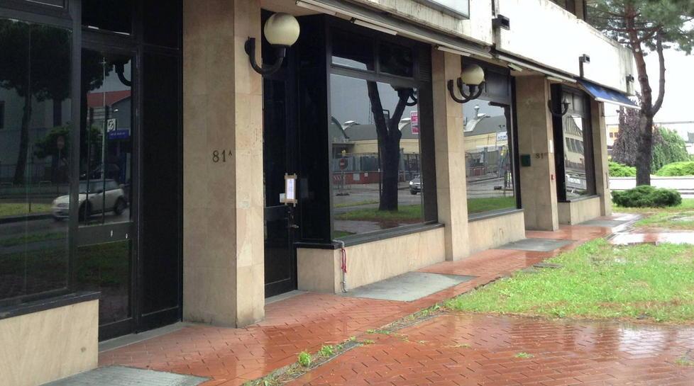 Ventenni aggrediti davanti a una discoteca 