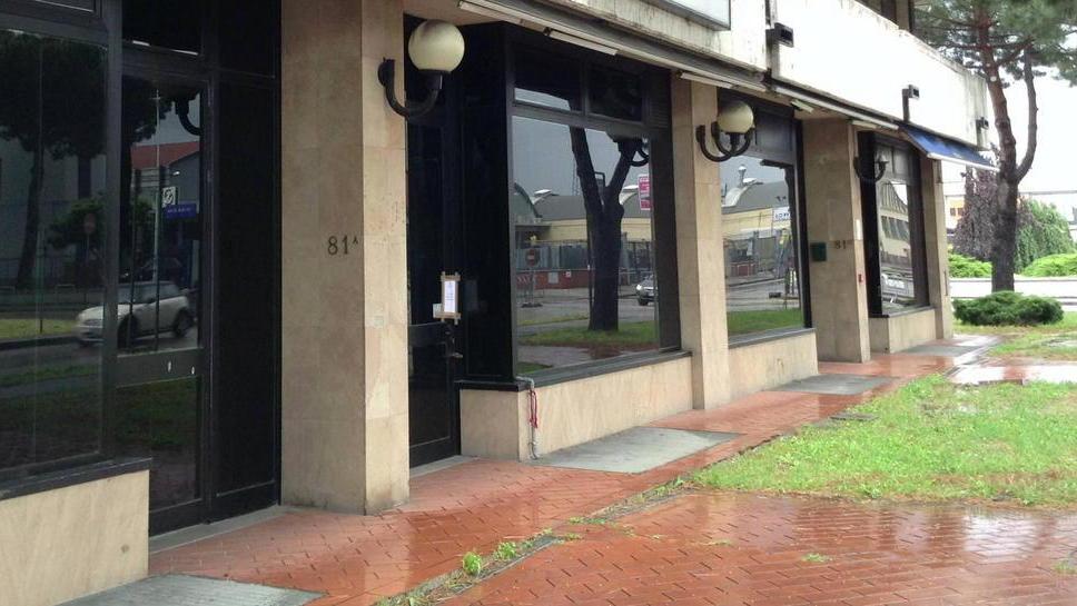 Ventenni aggrediti davanti a una discoteca