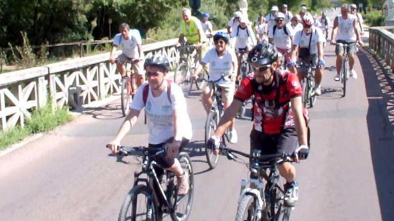 Tutti i giorni a pedali fra Viareggio e Pisa «Ma l’Aurelia fa paura»