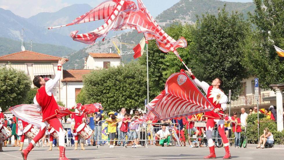 Querceta in lizza per i campionati italiani degli sbandieratori