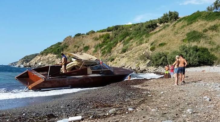 Barca si spiaggia a Calamoresca 