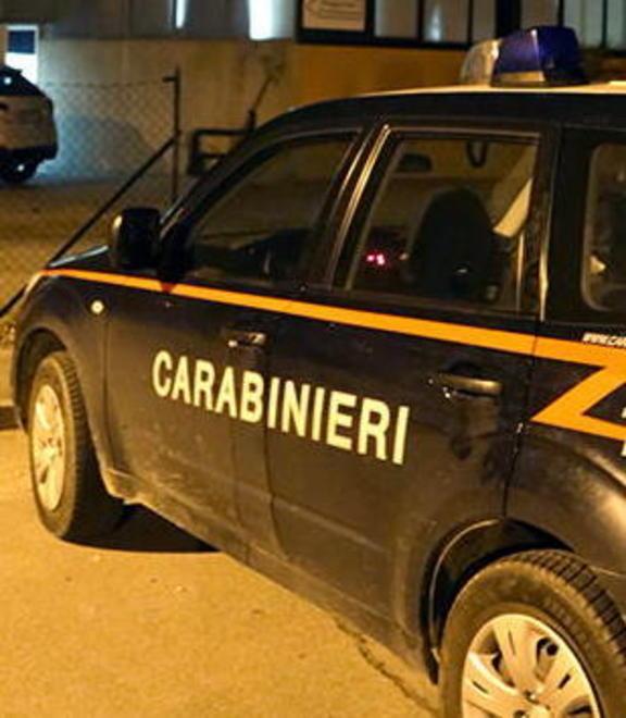 Ruba una borsa in un locale arrestato ventenne lucchese