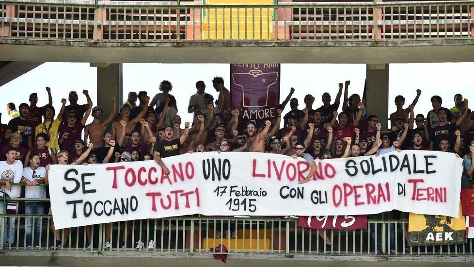 Pullman e auto: in cento al seguito del Livorno