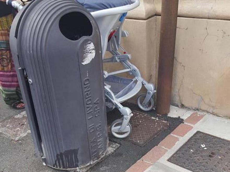 Dal marciapiede non si passa tutta colpa di quel cestino