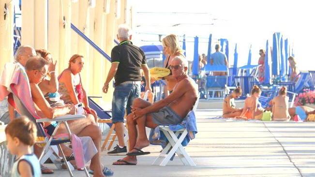 È assalto ai bagni fino all’ultimo tuffo Ora aperti solo i Lido
