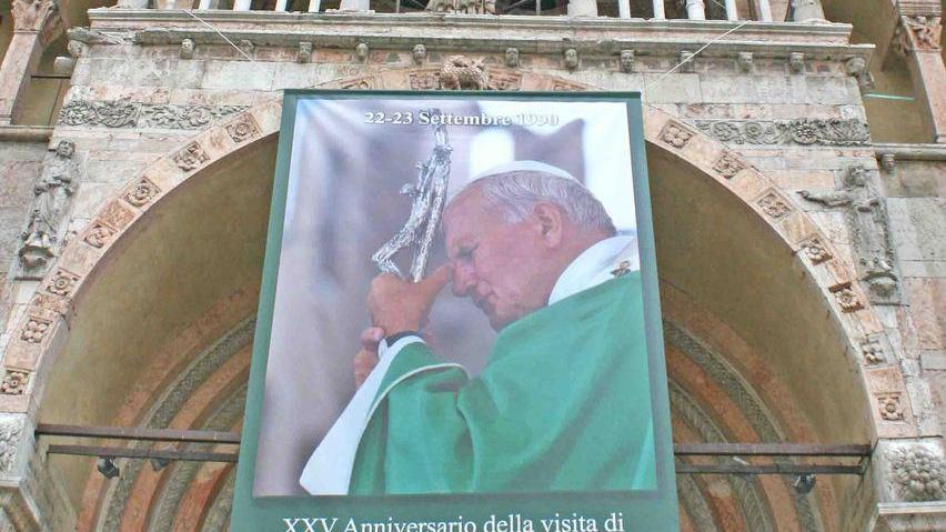 Poster in duomo per ricordare la visita di Wojtyla