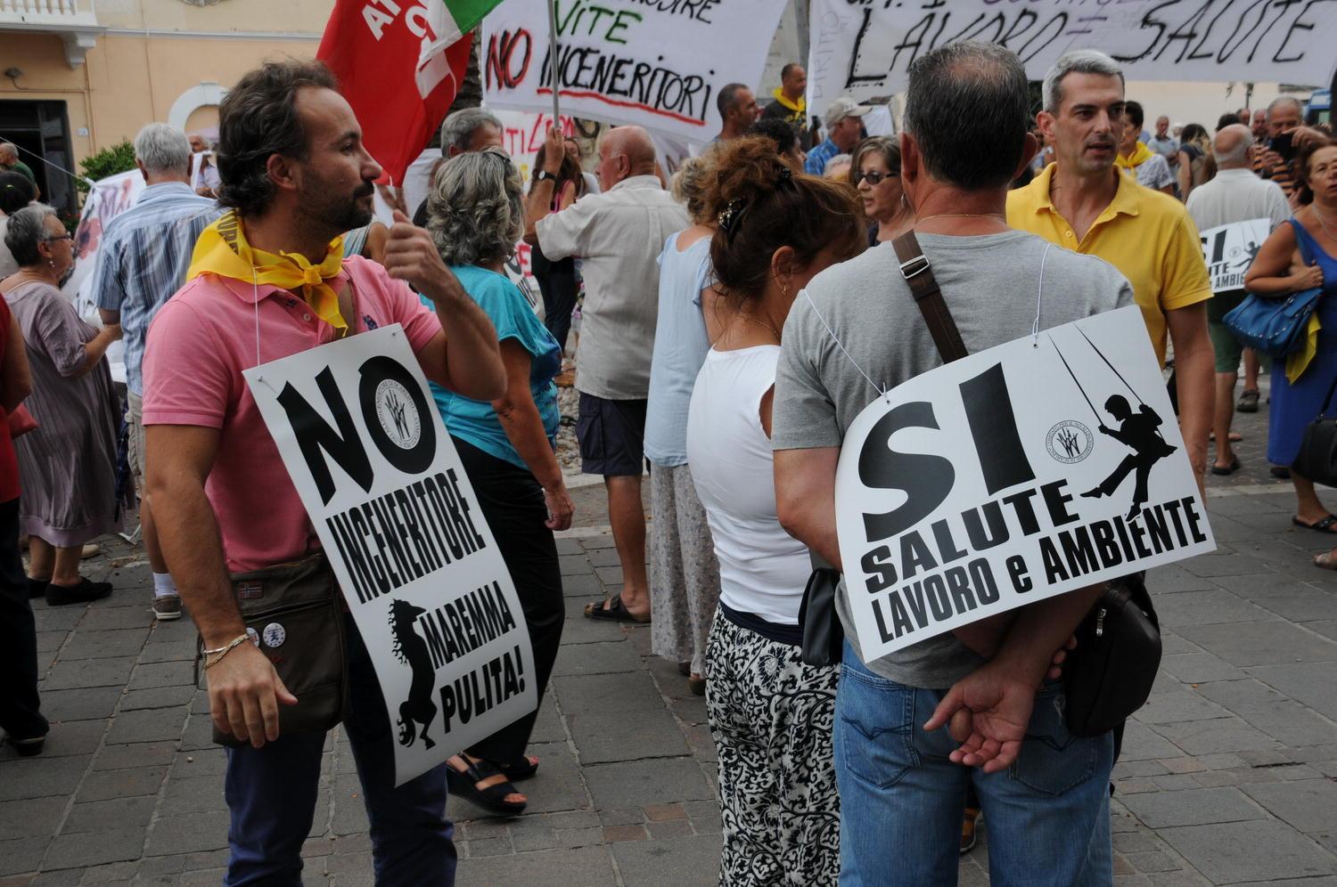 Una manifestazione contro la riapertura dell'inceneritore