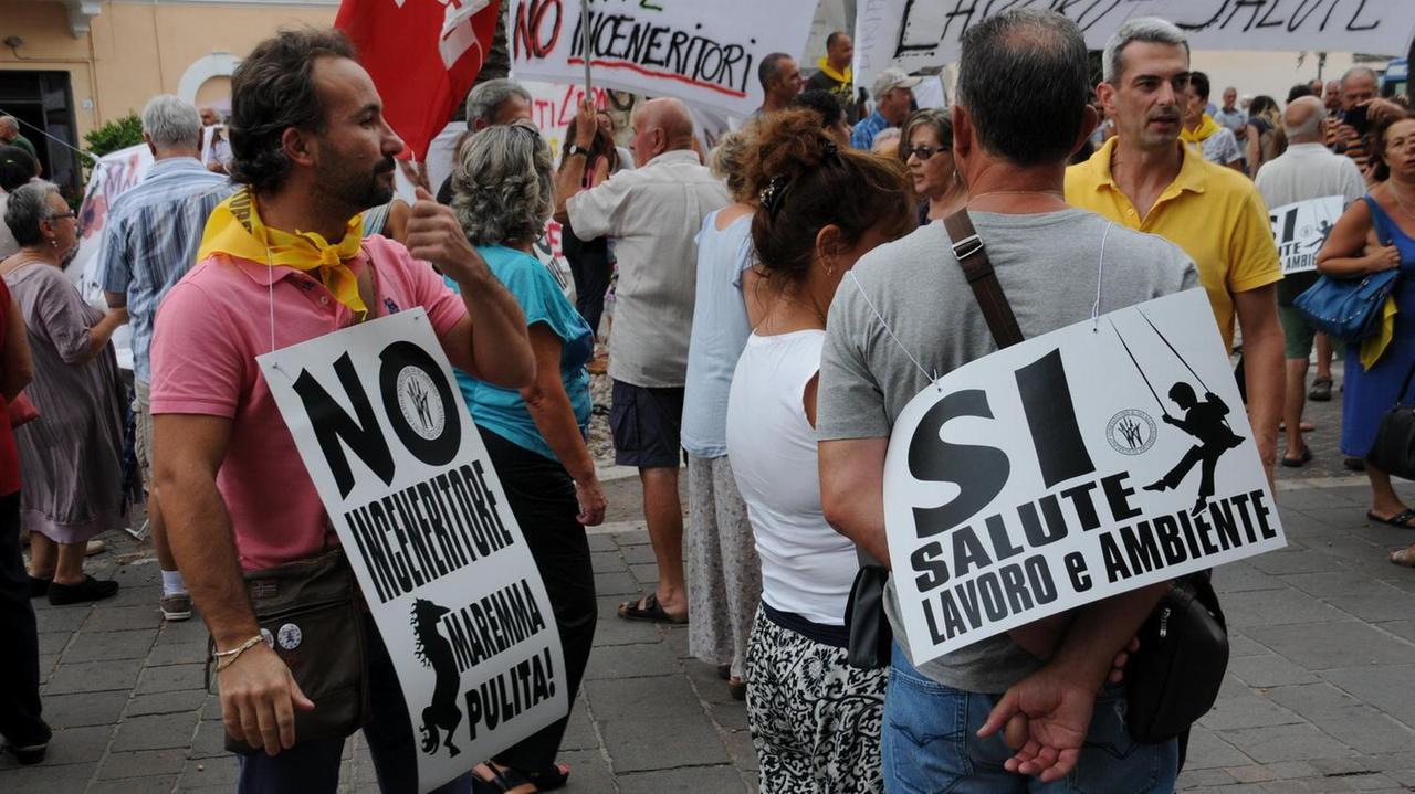 Una manifestazione contro la riapertura dell'inceneritore
