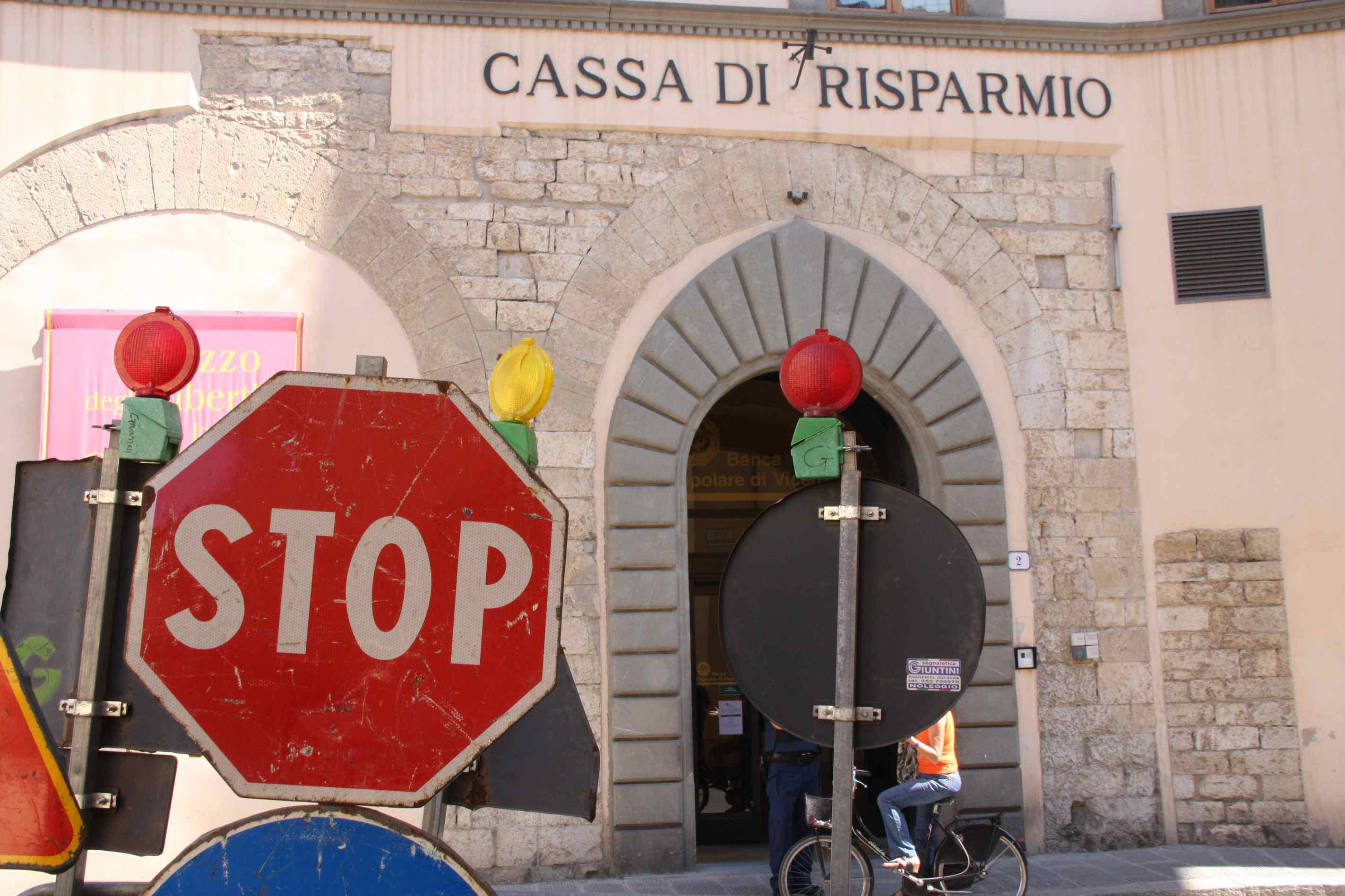 La sede pratese della Banca Popolare di Vicenza in via degli Alberti