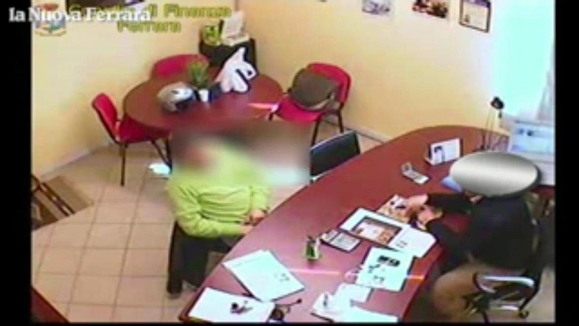 Il video con il passaggio di denaro