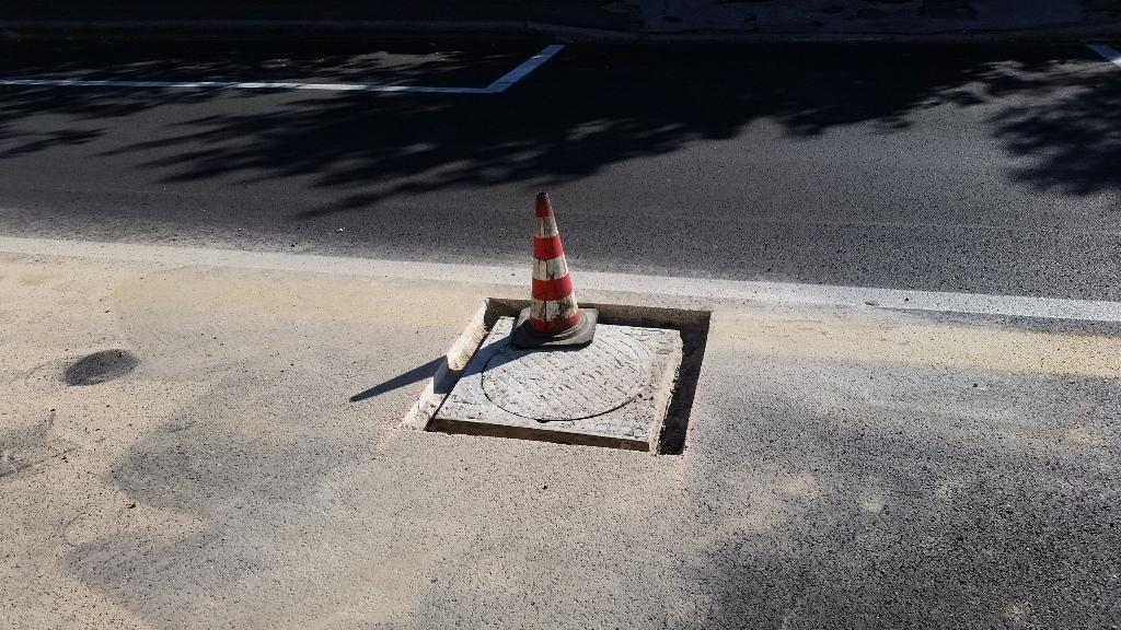 Uno dei tombini realizzati troppo in basso in via delle Olimpiadi